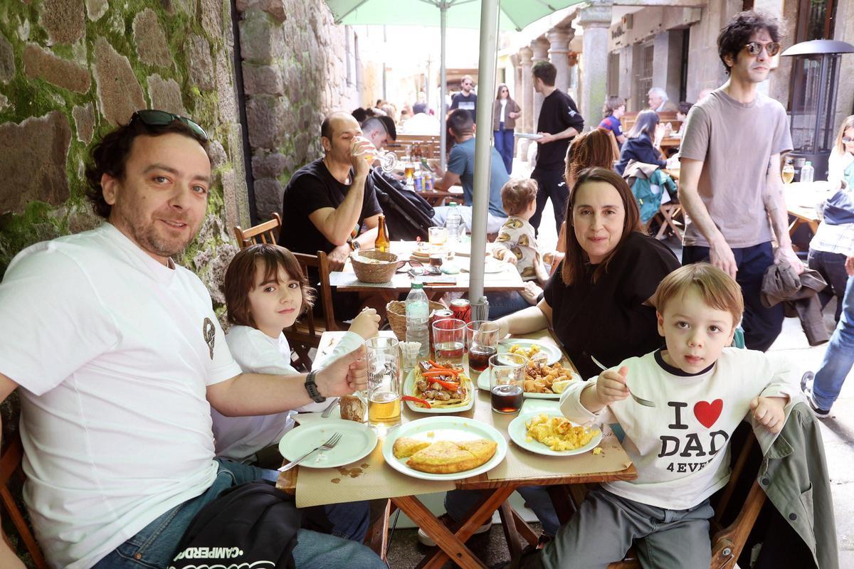 Una familia celebra el Día del Padre con un almuerzo en la calle Figueroa.