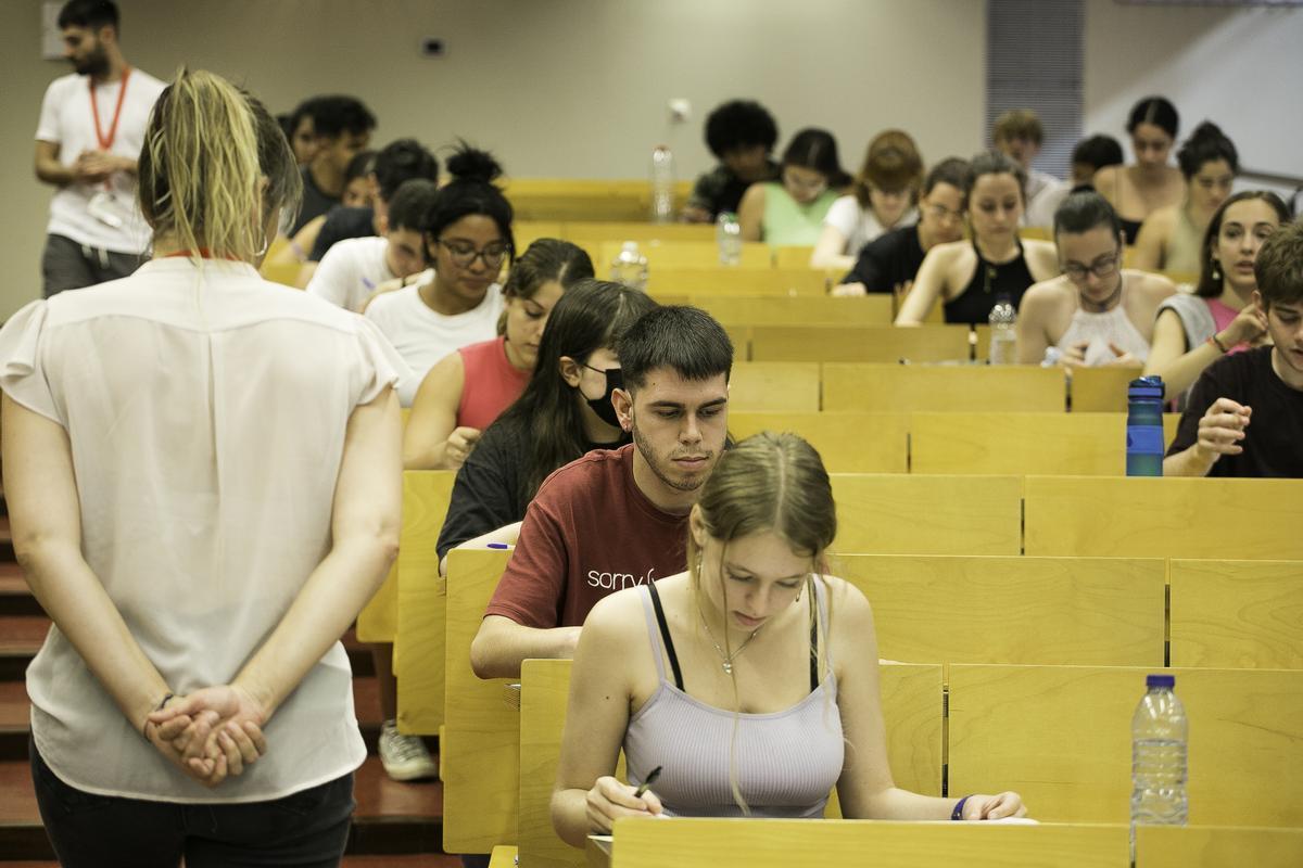 Aspirantes a entrar en la universidad, durante los exámenes de selectividad del pasado junio.
