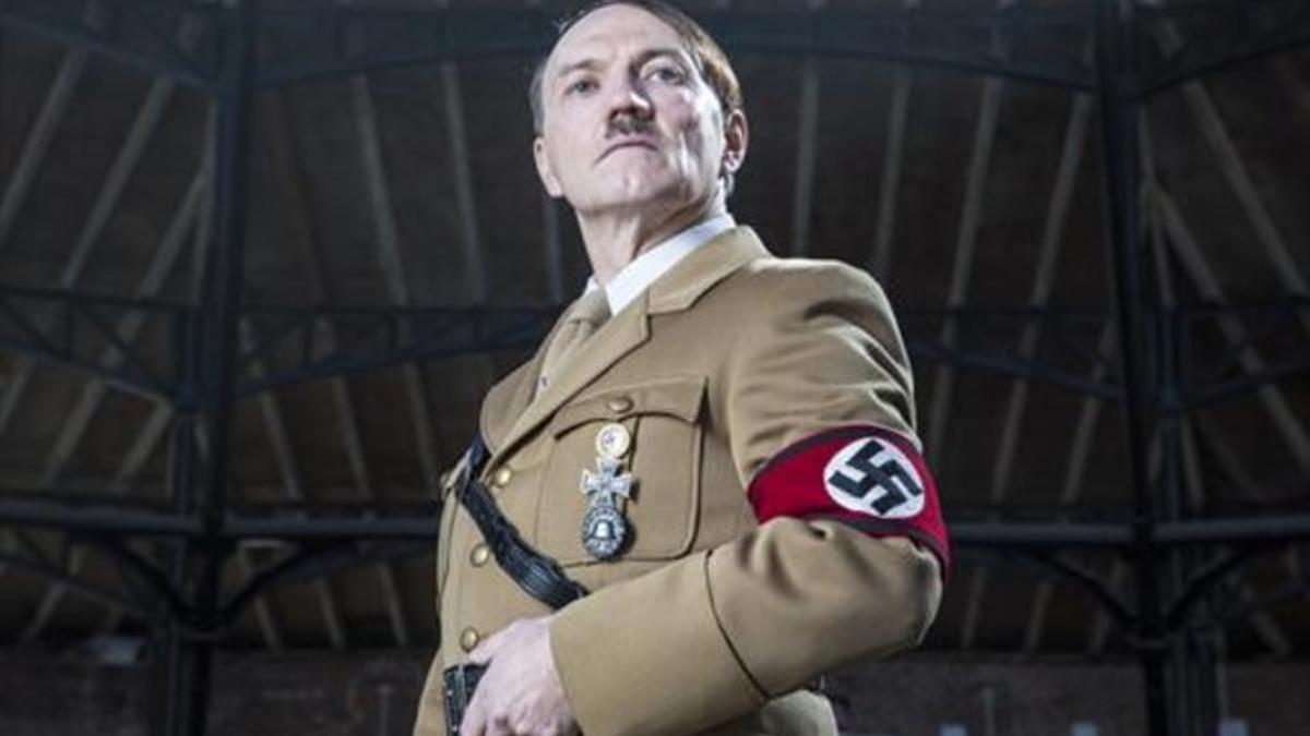 El actor que interpreta a Adolf Hitler, en una imagen de la serie histórica.