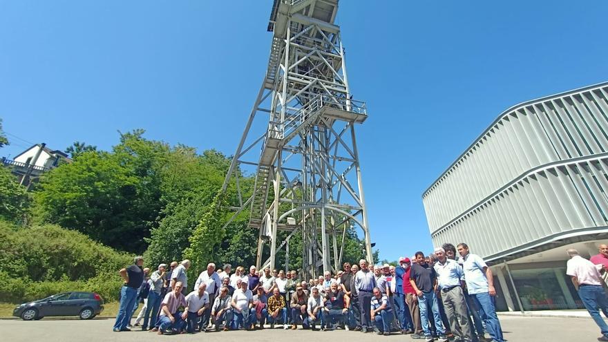 Homenaje a los mineros fallecidos en el Pozo Entrego