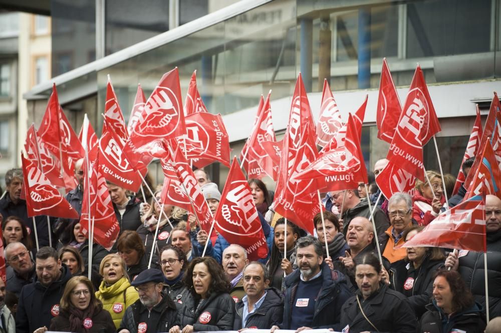 Bajo la consigna No al despido por enfermedad, el secretario general de UGT, Pepe Álvarez, ha participado en la protesta de A Coruña.