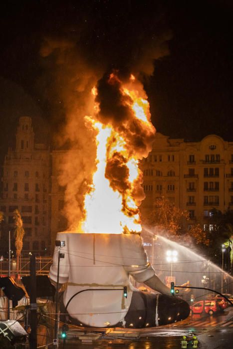 Así ha sido la cremà de la falla municipal