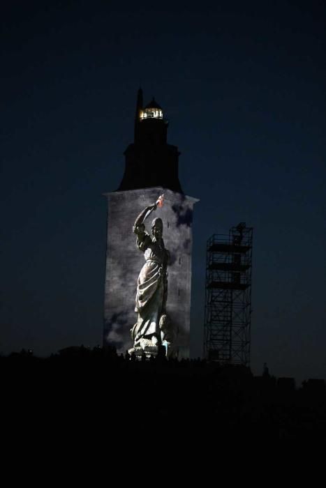 La Torre de Hércules culmina la celebración de su primera década como patrimonio de la humanidad con un espectáculo de luz y sonido proyectado sobre la fachada del monumento.