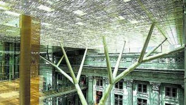Velo y estructura que cubre los edificios históricos. |