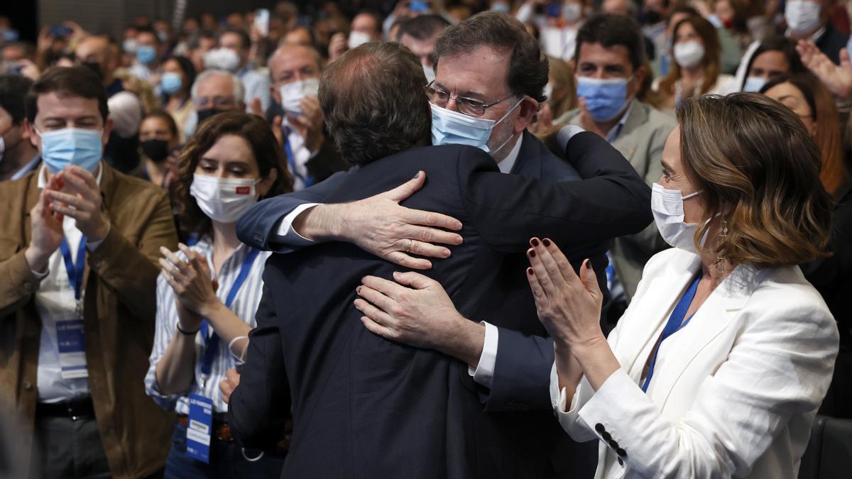 Mariano Rajoy abraza a Feijóo durante el Congreso del PP en Sevilla.