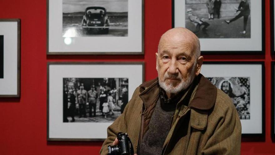 Gianni Berengo Gardin posa frente a sus fotos.