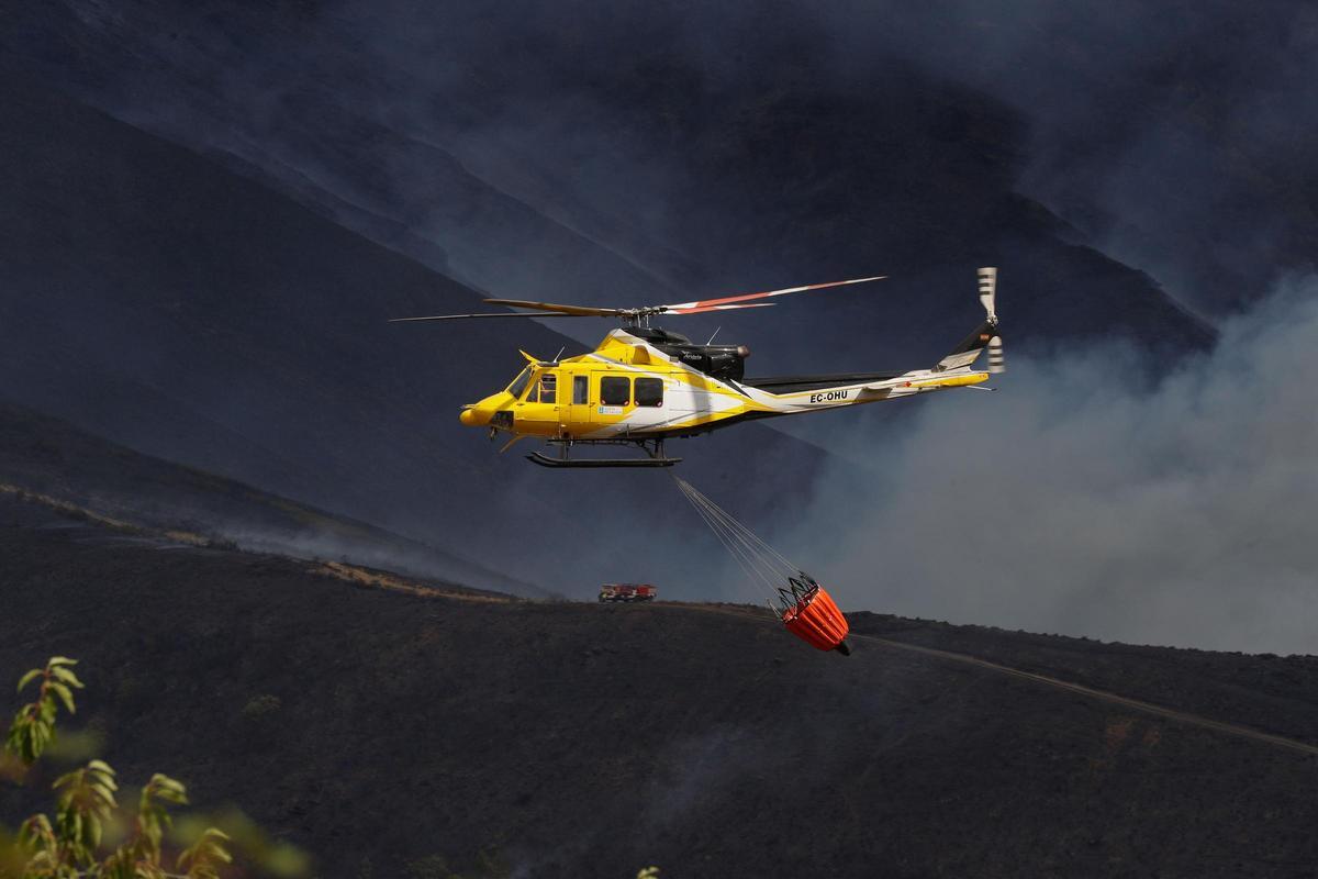 Imagen de un medio aéreo de extinción, en Ourense
