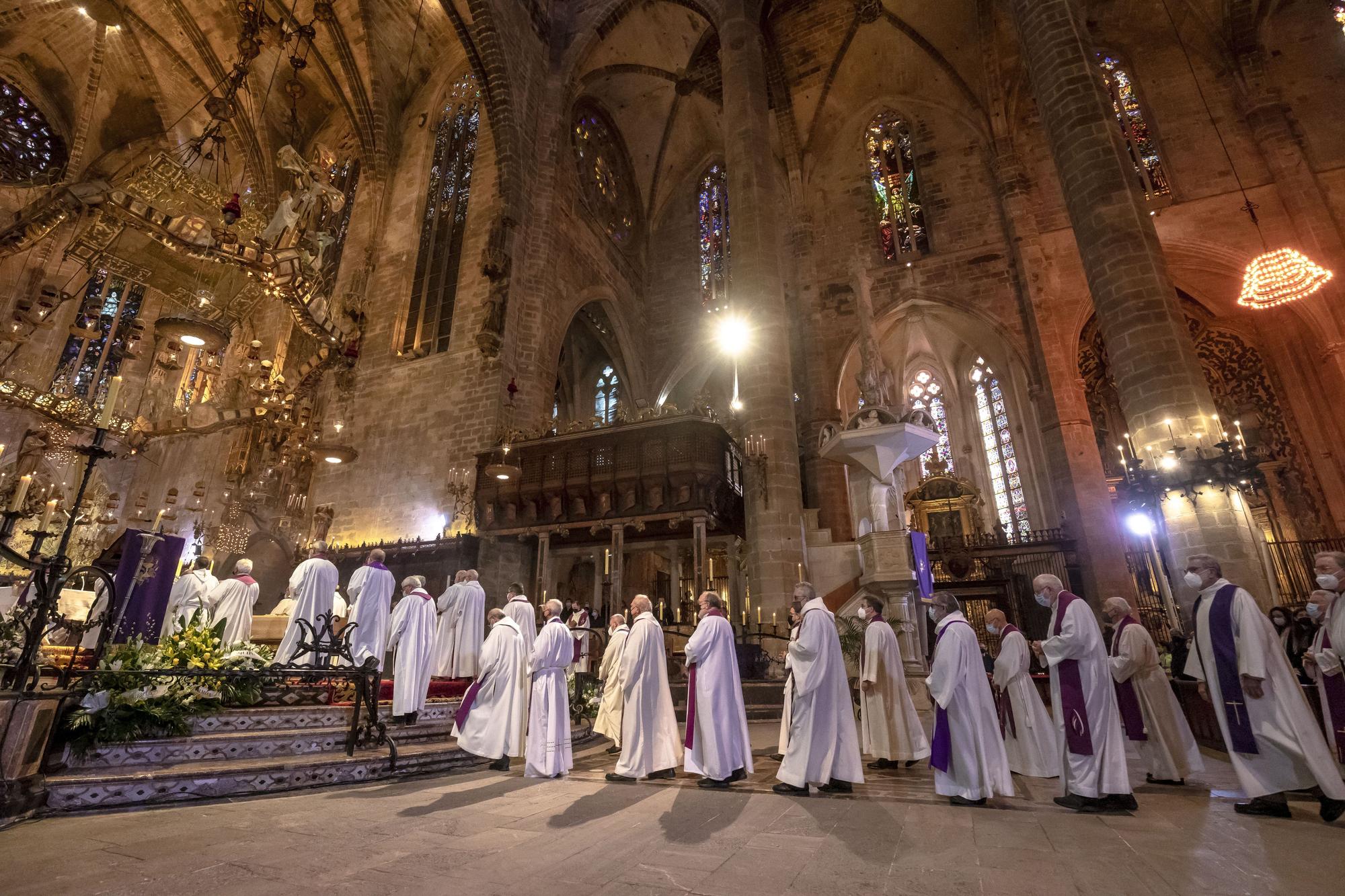 Sacerdotes, obispos y cardenales se dirigen al altar mayor de la Catedral.