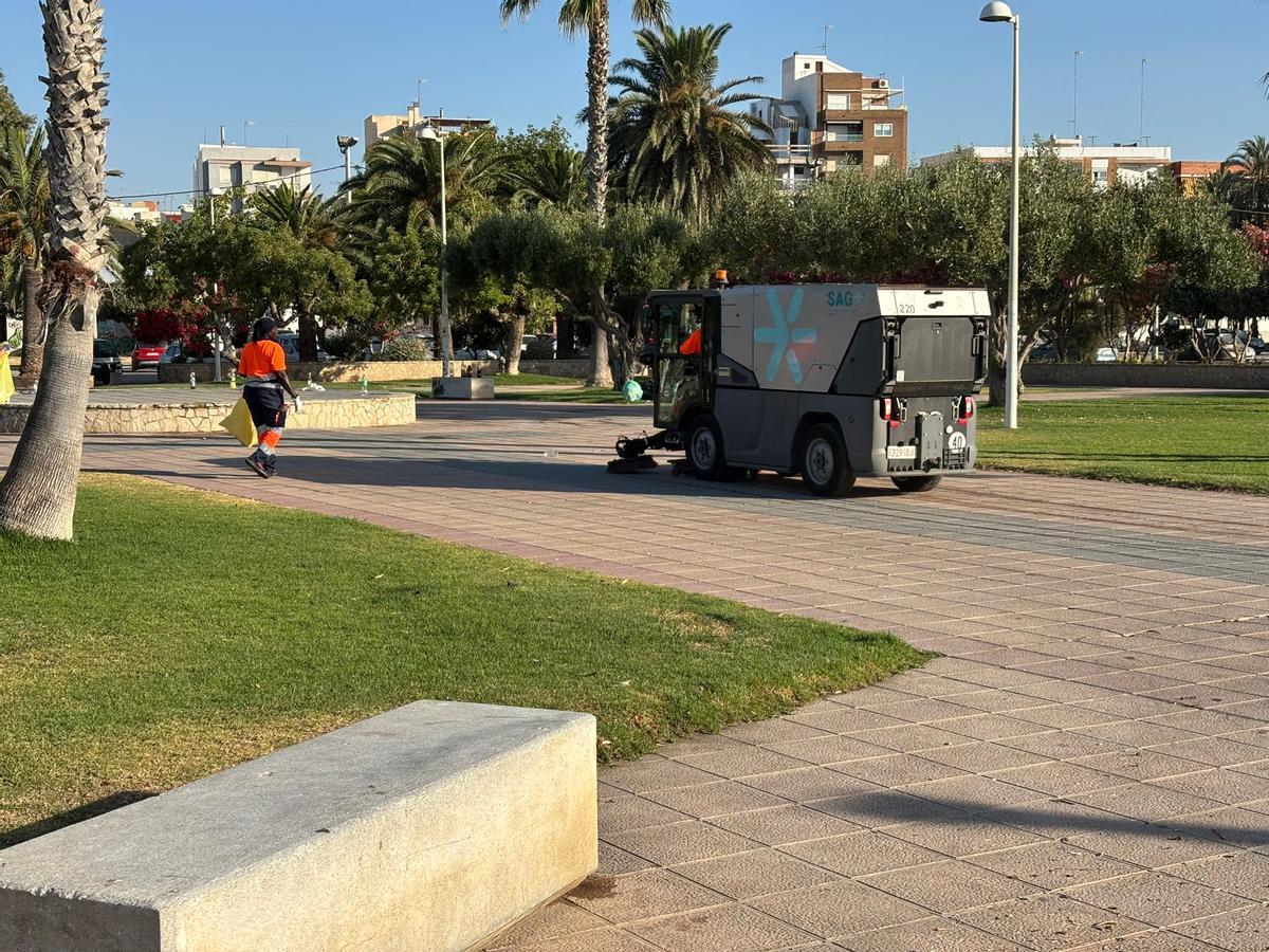 Así ha amanecido el paseo marítimo del Port de Sagunt tras San Juan
