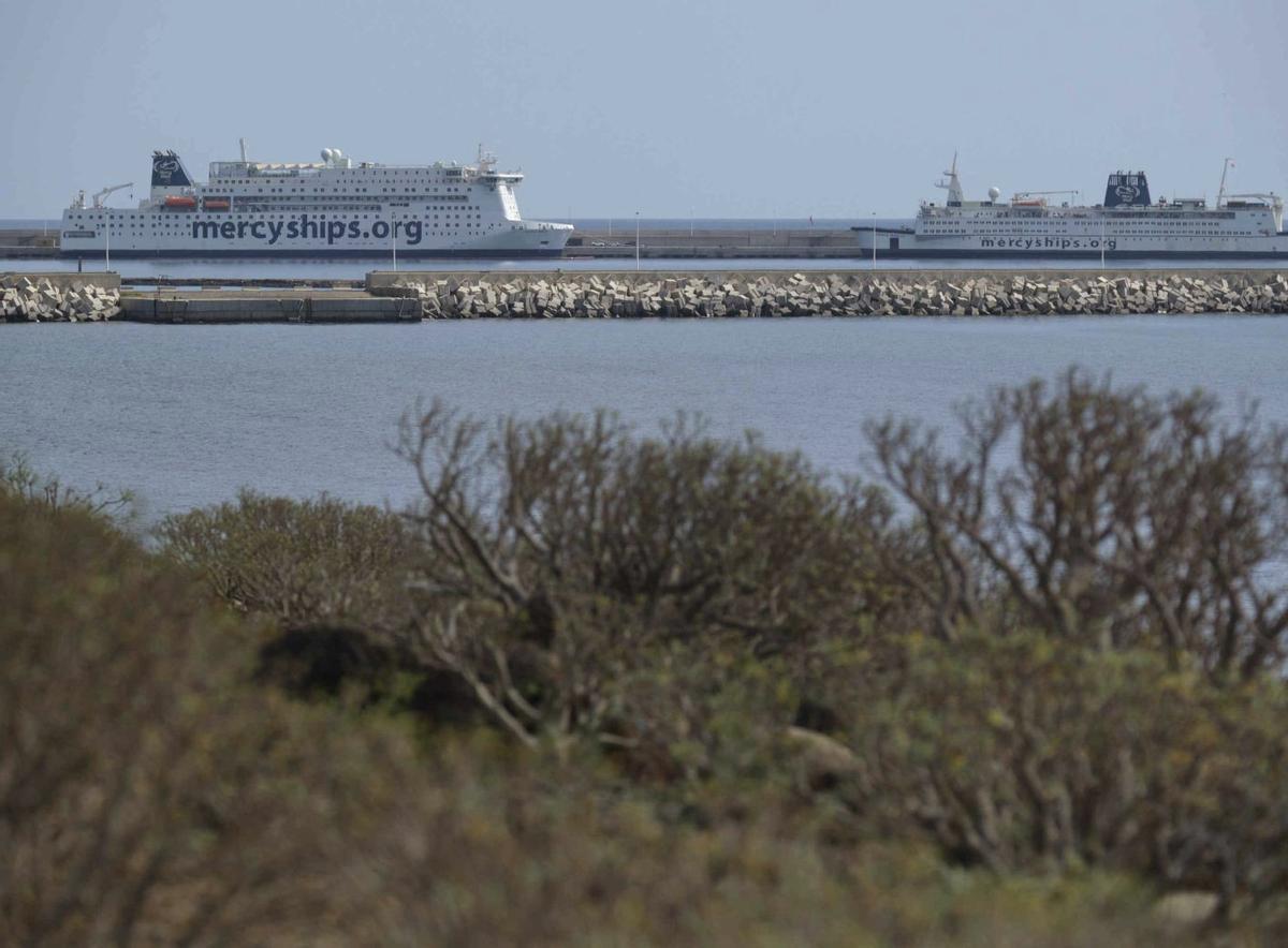 Los buques hospital ‘Globar Mercy’ y Africa Mercy’ en el puerto de Granadilla. | C. W. L.