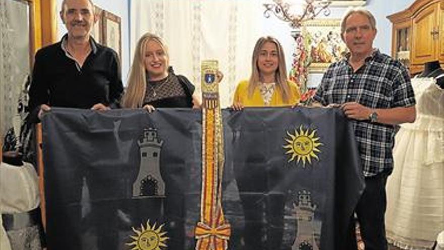 La Vall entrega a la nueva reina de las fiestas patronales la banda y la bandera de la ciudad