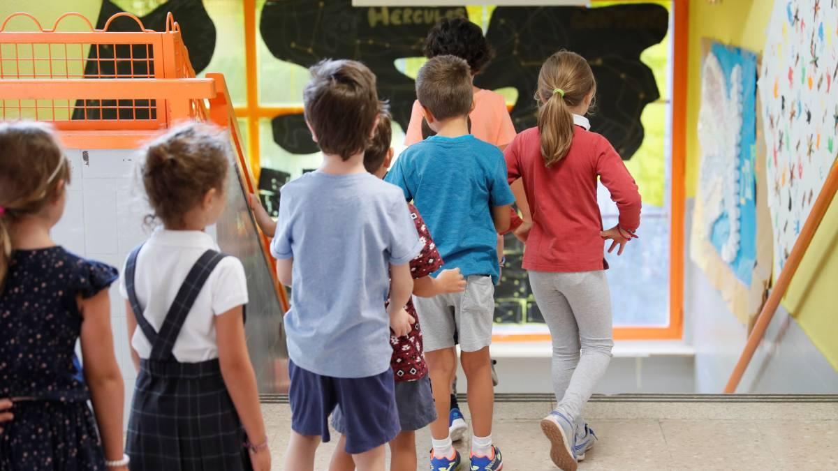 Niños del Colegio Virgen del Cortijo de Madrid acceden a las aulas.