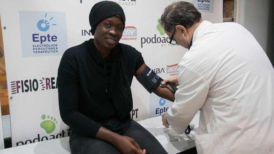 La jugadora senegalesa pasó la revisión médica en Fisioreadapt con el doctor Agapito Sánchez Vega.