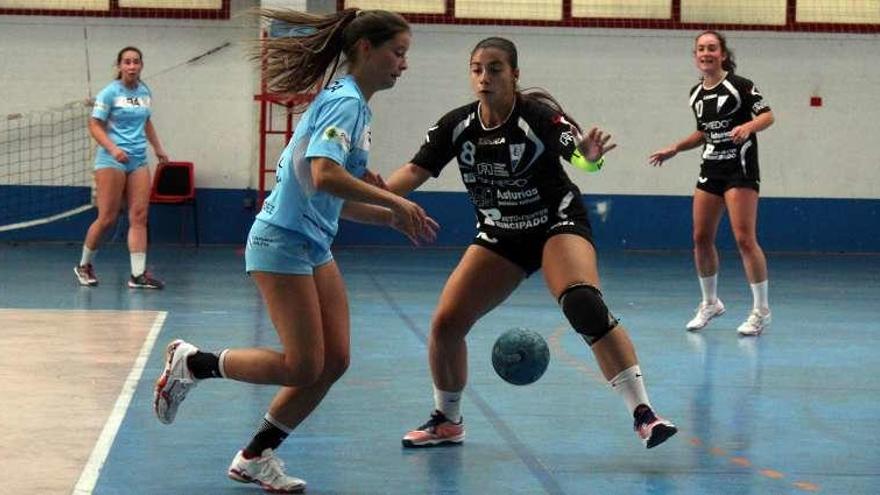 Lara Lozano y Fátima Fernández, durante el partido.