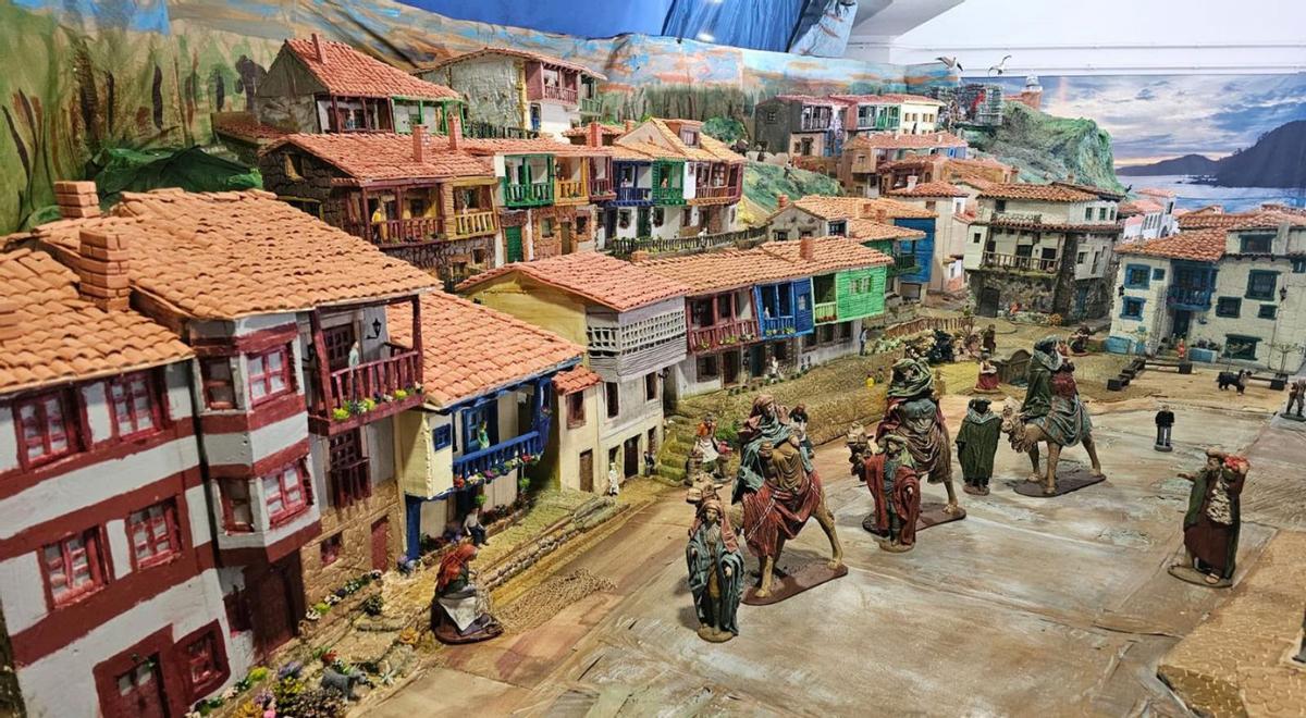 Detalle de una de las partes del belén de Tazones, con las casas de balcones de colores. | V. A.