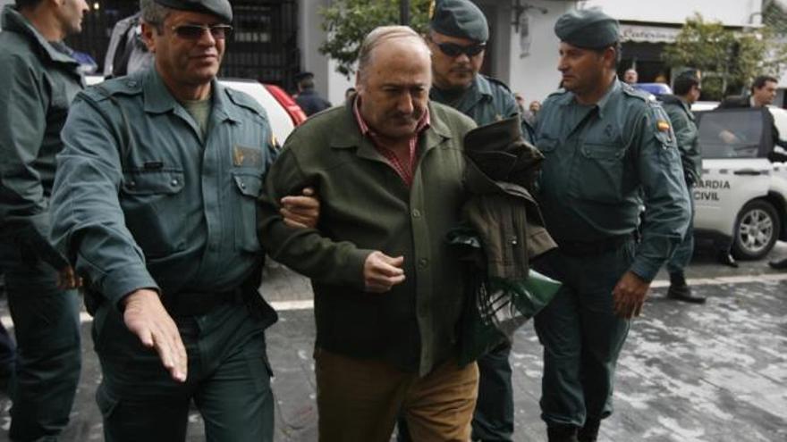 La Guardia Civil llegó a Alcaucín el 29 de febrero de 2009 y registró el Ayuntamiento y numerosas dependencias municipales con el fin de incautarse de documentación y de ordenadores para arrojar luz sobre la presunta trama de corrupción urbanística.