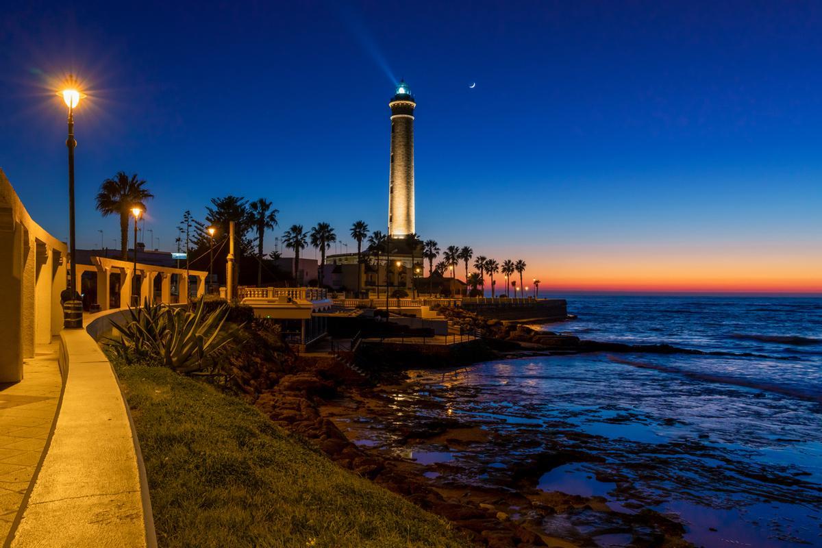 El Faro de Chipiona de noche