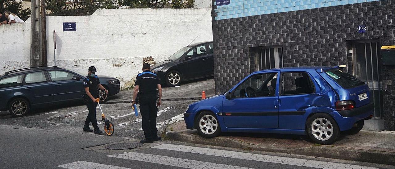 Vehículo sobre una acera de la PO-546, en Estribela, tras arrollar a una mujer y a su nieta.