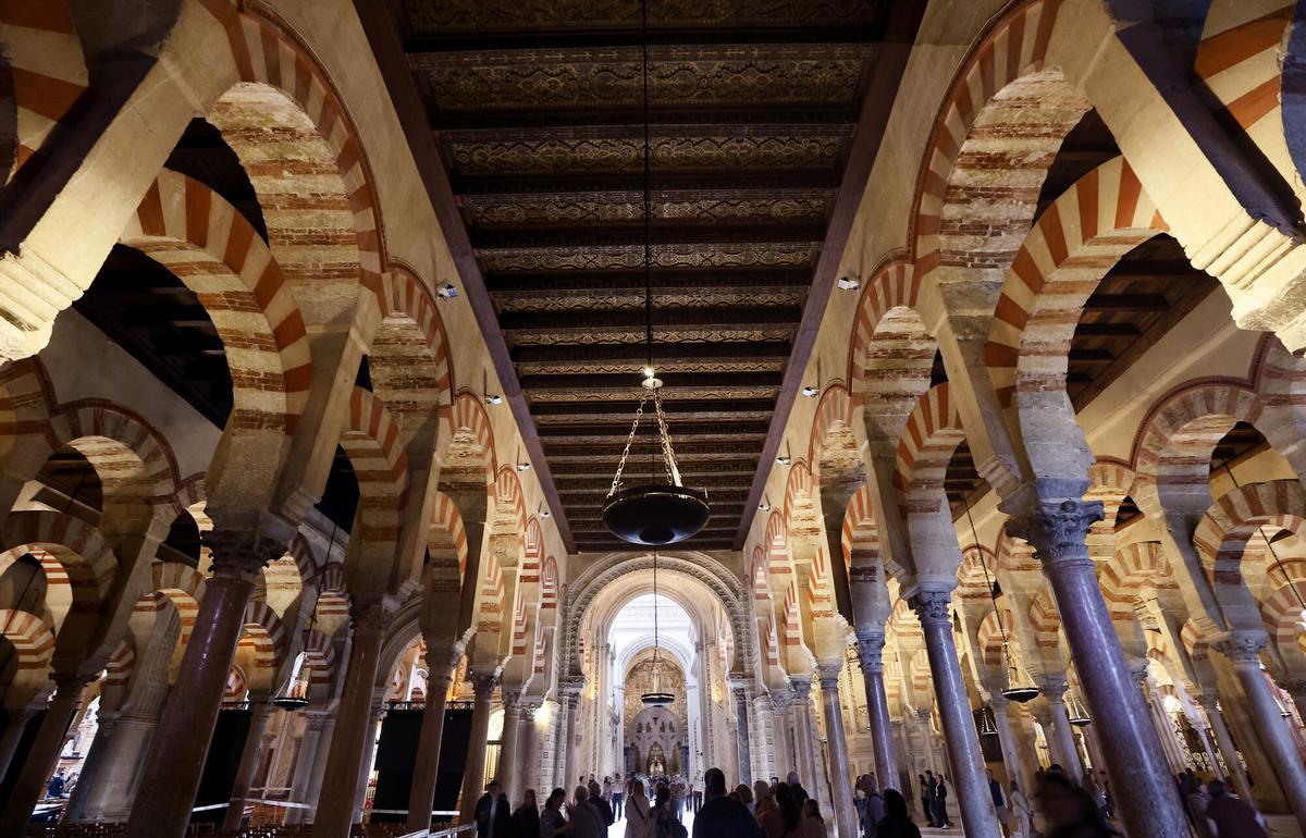 Mezquita Catedral de Córdoba columnas turismo 40 aniversario unesco