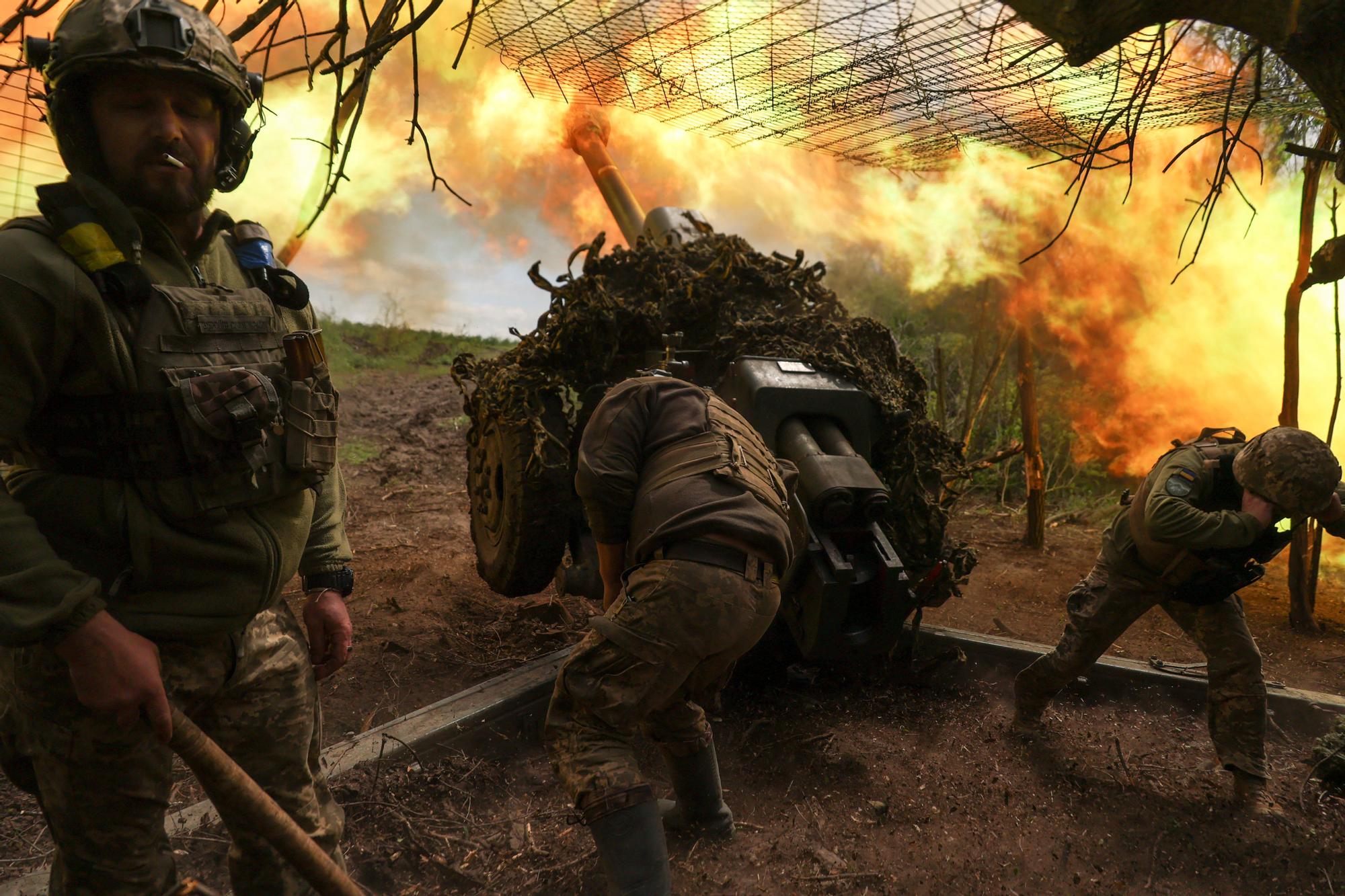 Un soldado ucraniano dispara artillería contra posiciones rusas