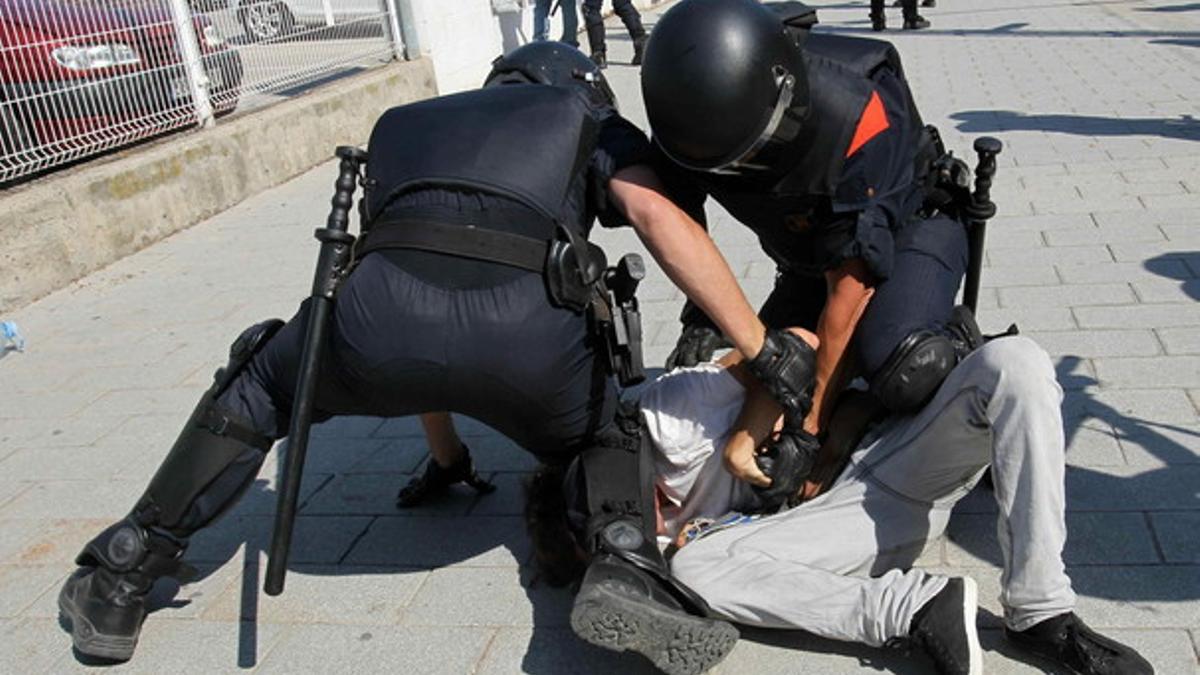 Dos policías autonómicos detienen a una persona en la calle de Wellington, esquina con la de Villena, el pasado miércoles.