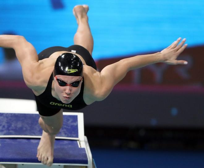 Alina Zmushka de Bielorrusia compite en la ronda de clasificación femenina de los 50m braza durante el Campeonato Europeo de piscina corta 2019 disputado en Glasgow.