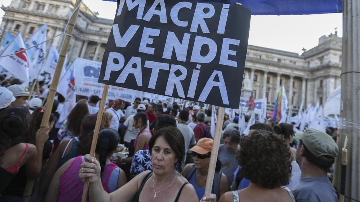 Cientos de personas se manifiestan a las puertas del Congreso argentino contra el proyecto de ley, este martes, en Buenos Aires.
