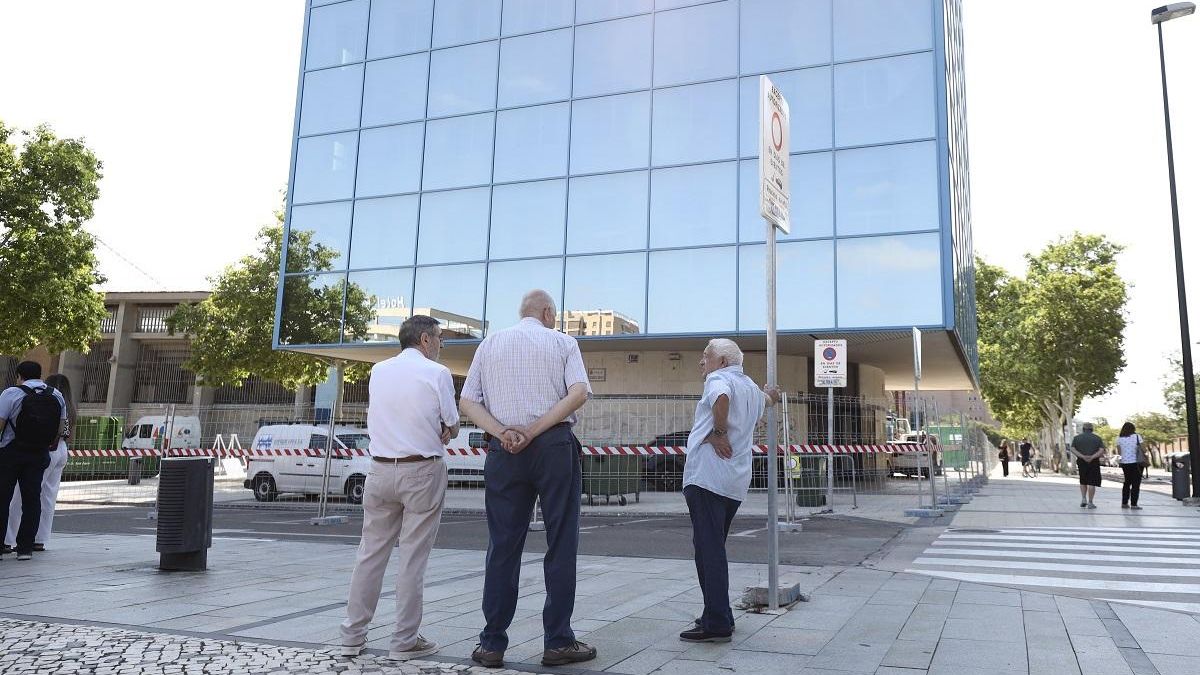 Varias personas observan el antiguo Cubo junto a La Romareda en el inicio de las obras