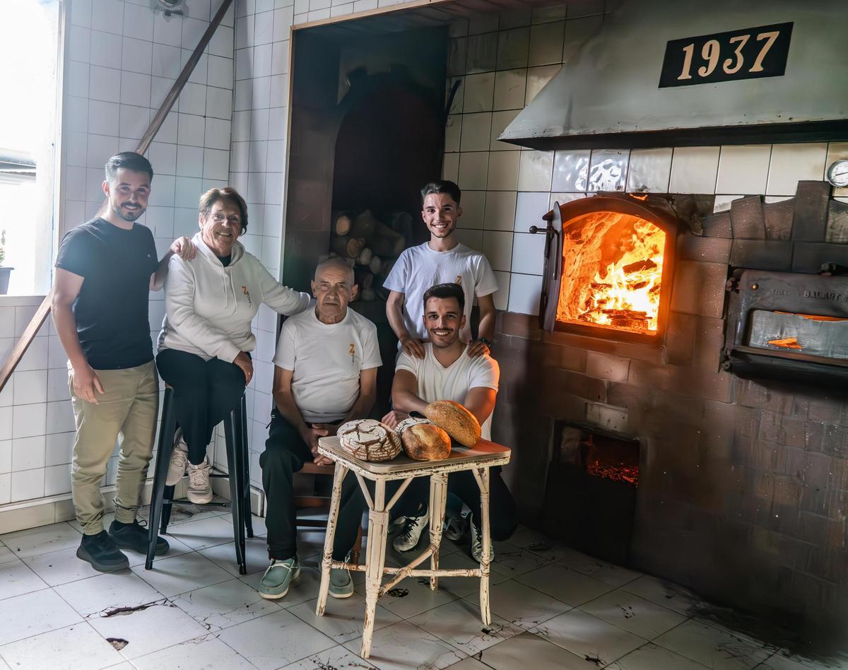 Los tres hermanos junto a sus abuelos Ciela y Andrés, en el horno familiar de Fuencaliente.