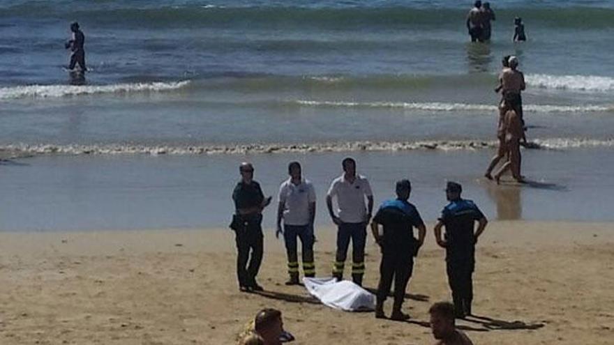 Policías locales y miembros del 061 rodean en cadáver en Praia América. // Sara Prol