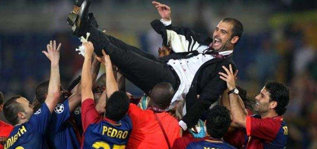Guardiola es manteado por el equipo azulgrana tras conquistar la Champions en 2009.