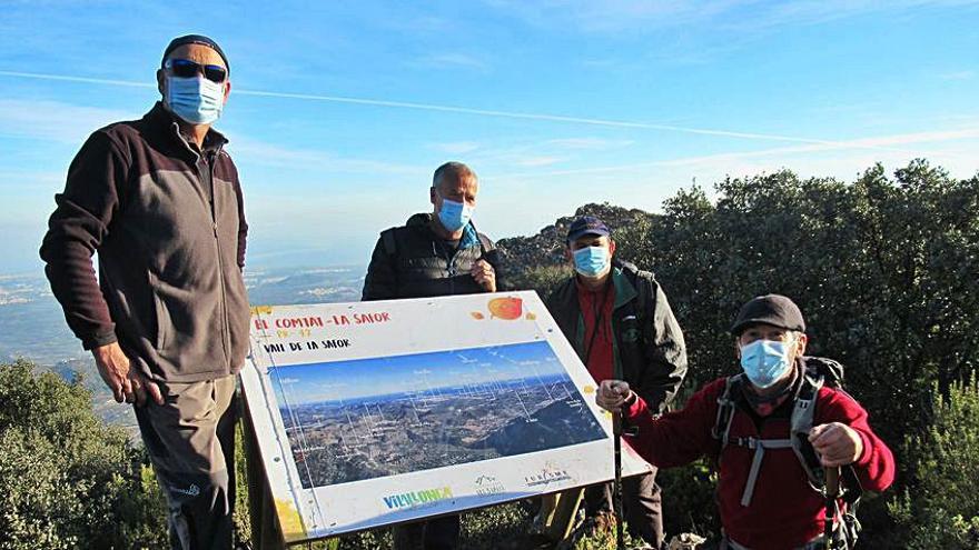 Un panel didáctico explica la magnífica vista panorámica de la cima de la Safor