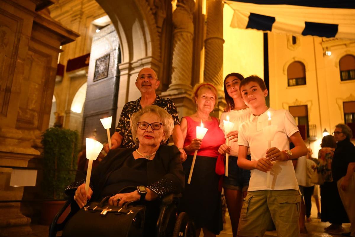 Una familia ilicitana compartiendo la tradición con cirio en mano