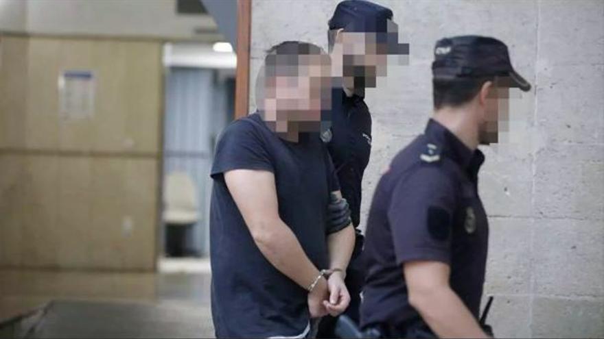 El padre de la bebé de dos meses maltratada, al ser conducido detenido al juzgado de guardia de Palma.
