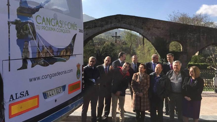 Un momento de la presentación del plan de transporte a los Lagos en el puente &quot;romano&quot; cangués.