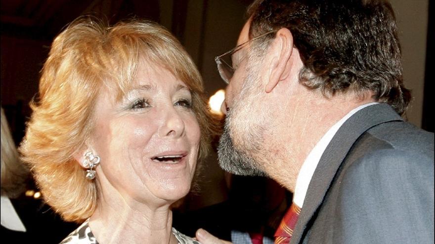 La presidenta de la Comunidad de Madrid, Esperanza Aguirre, saluda al presidente del PP, Mariano Rajoy.