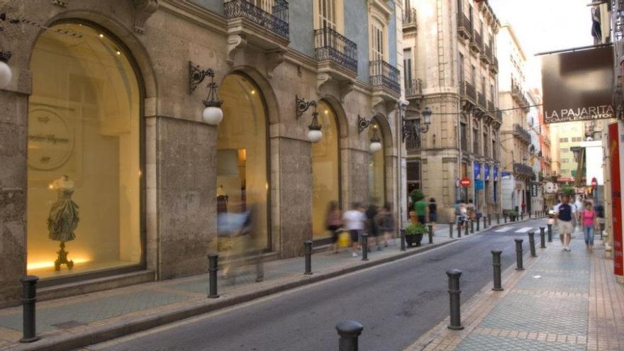 La calle Gerona de Alicante, una de las principales del Centro Tradicional, en imagen reciente. / Alex Domínguez