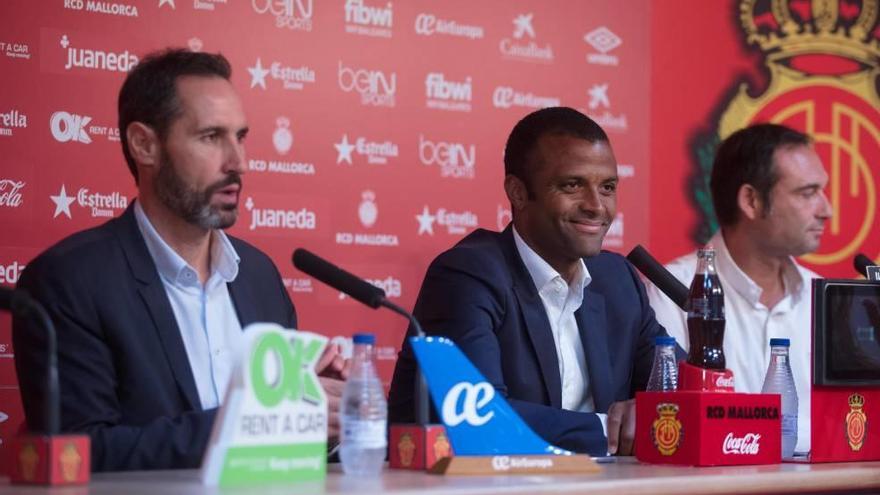 Vicente Moreno, nuevo técnico del Mallorca, Maheta Molango, consejero delegado, y Javier Recio, director deportivo, encabezan el nuevo proyecto bermellón.