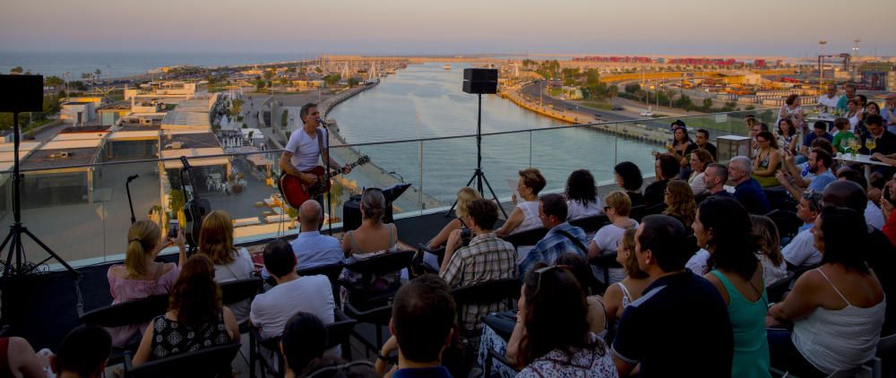 Concierto de Mikel Erentxun en la terraza del Veles i Vents