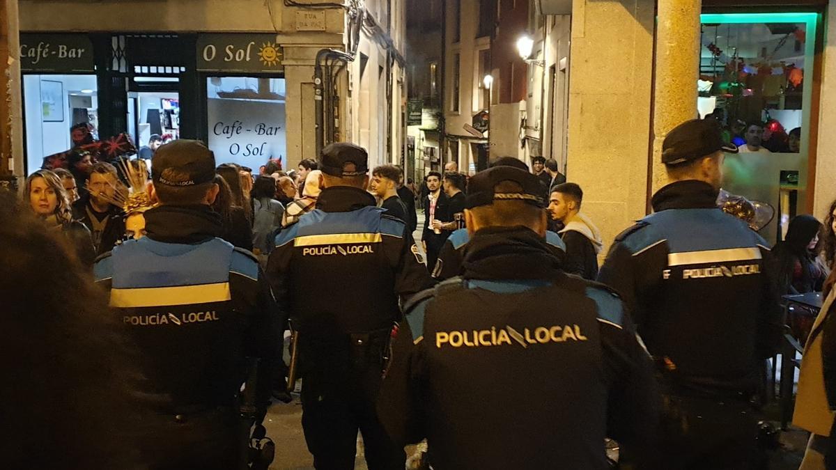 Agentes de la Policía Local en labores de vigilancia y disuasión durante la noche del Samaín.