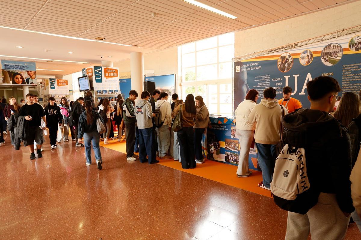 Estudiantes de Bachillerato en una visita a la UA, este viernes