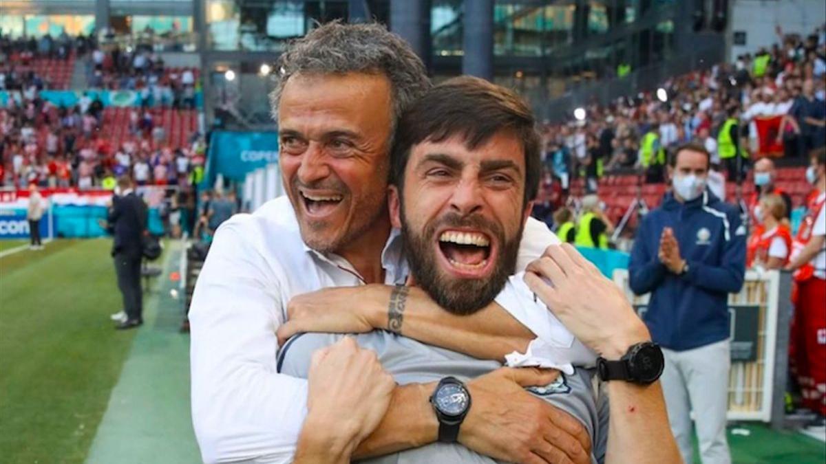 Luis Enrique abraza eufórico a Rafel Pol tras ganar a Croacia en la pasada Eurocopa