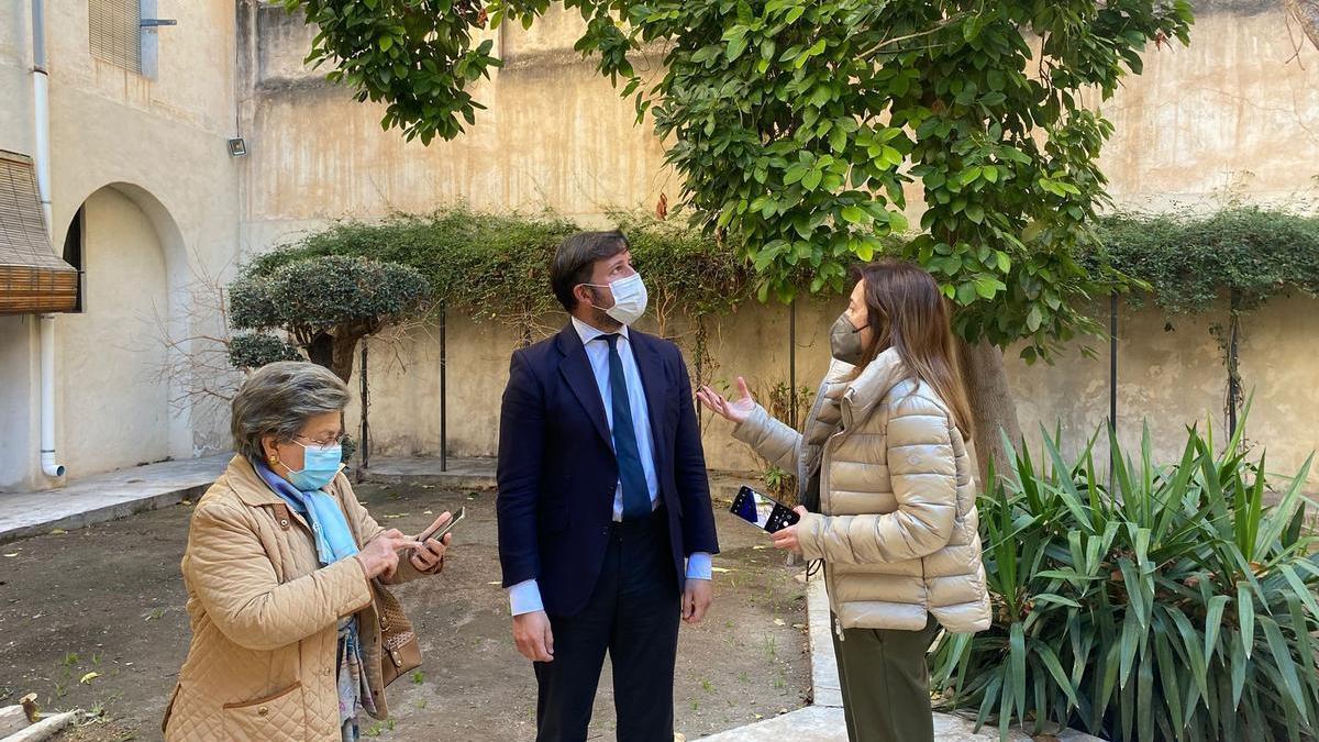 Pablo Ruz en el interior de las Clarisas, con delegadas del consejo valenciano de cultura