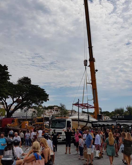 Una llanxa a la deriva s'enroca a tocar de la platja de Cadaqués