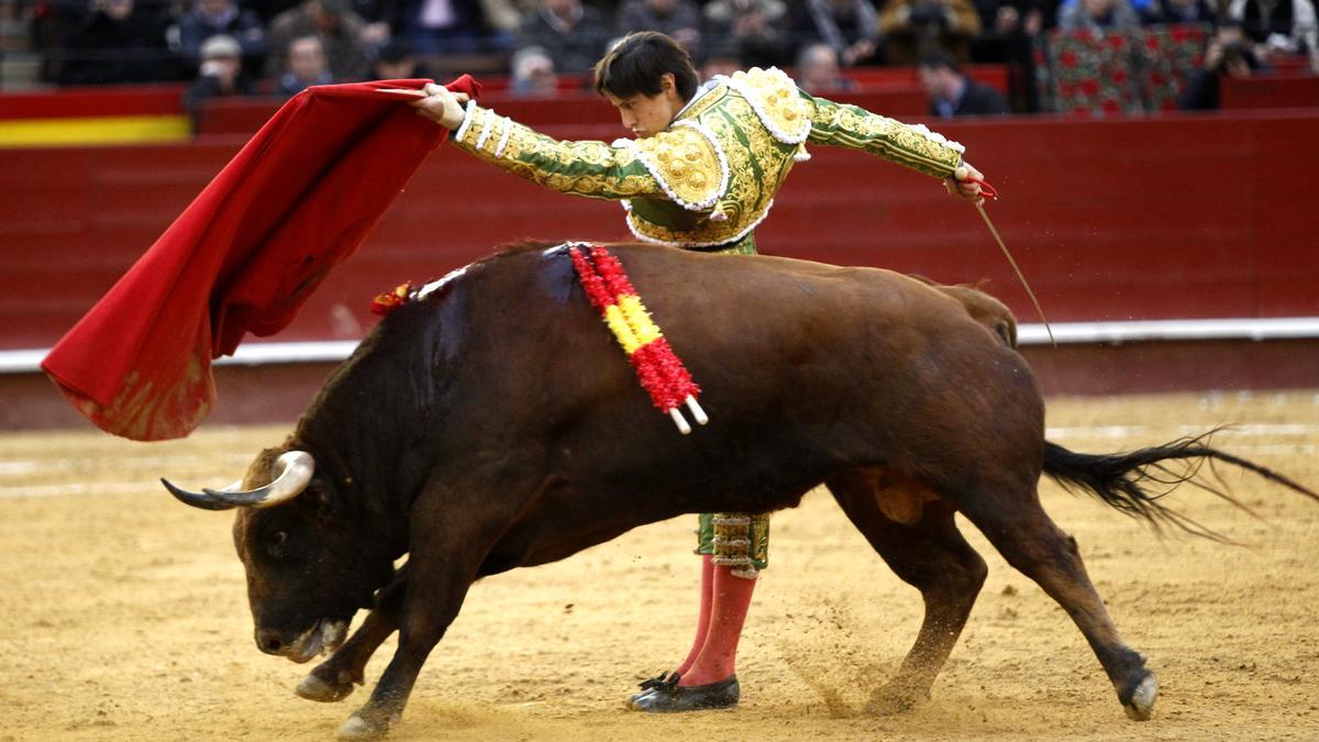 El joven peruano ejecuta un pase de pecho en el toro de las dos orejas.