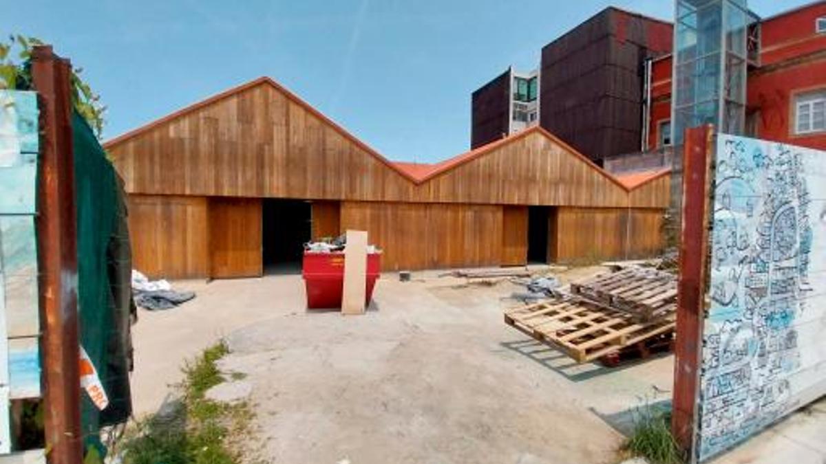 La parte trasera de las naves del Museo Massó vistas desde la parcela de titularidad del Concello de Bueu.