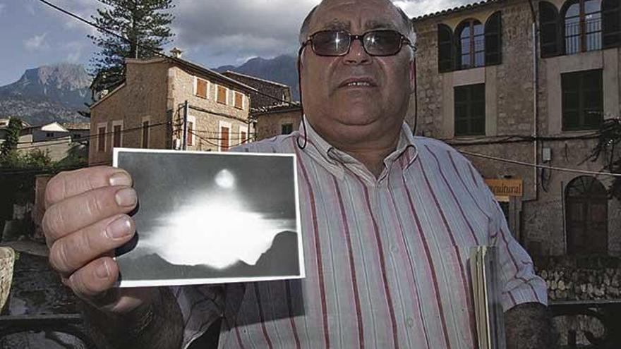 JosÃ© Climent, un vecino de SÃ³ller, con la foto que hizo hace cuarenta aÃ±os de una extraÃ±a luz sobre el cielo mallorquÃ­n, en una imagen de archivo.