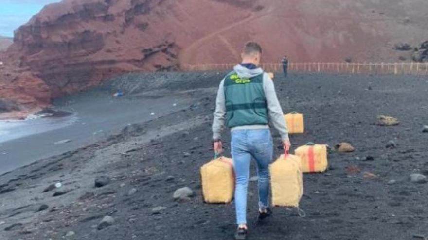 La Guardia Civil recupera 840 kilos de hachís de una patera que encalla en Lanzarote.