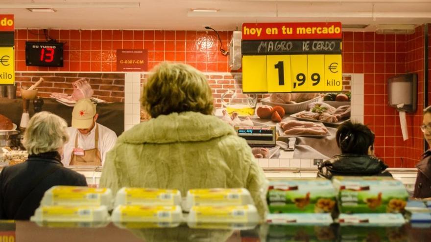 Gente comprando en un supermercado.