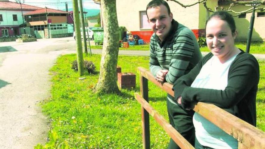 Los hermanos José Ramón y María del Pilar López García, una nueva generación al frente del bar Cendán, en Lamuño (Cudillero). | ana paz paredes